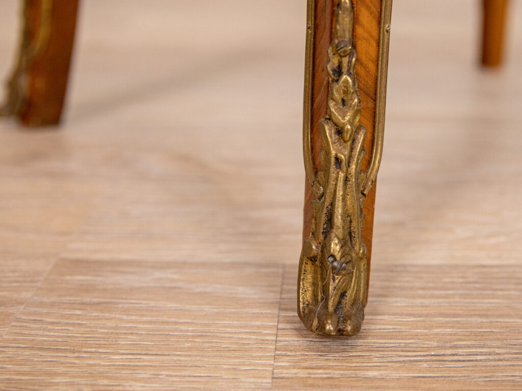 BN4A7819 Столик у стилі Людовика XV