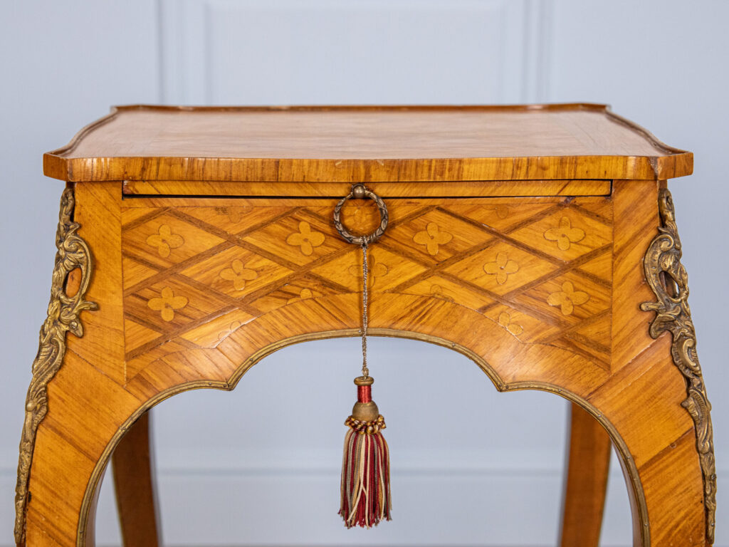 BN4A7822 Столик у стилі Людовика XV