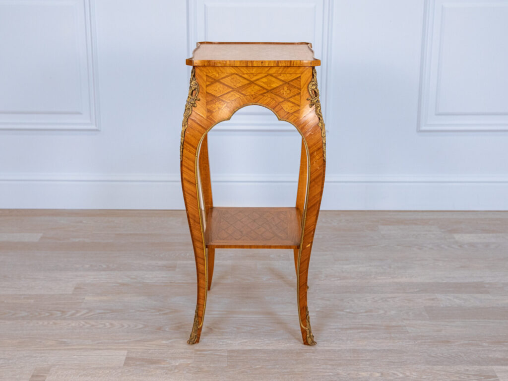 BN4A7828 Столик у стилі Людовика XV