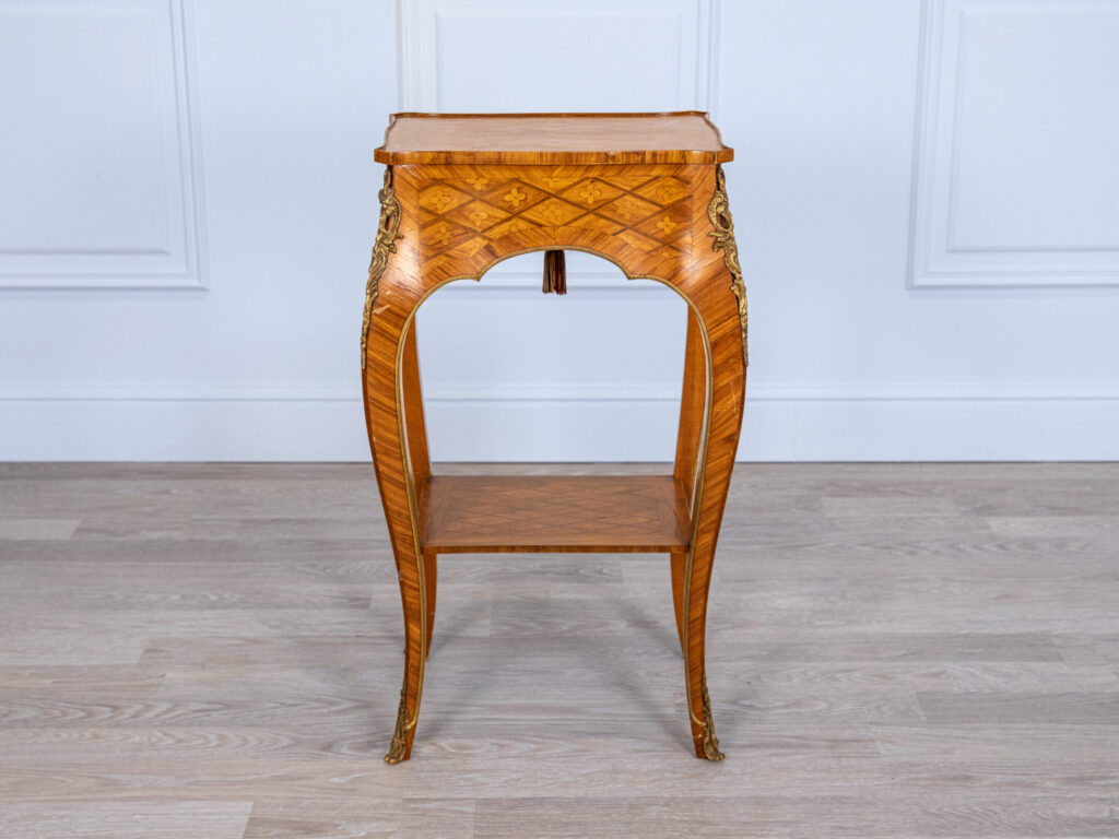 BN4A7831 Столик у стилі Людовика XV