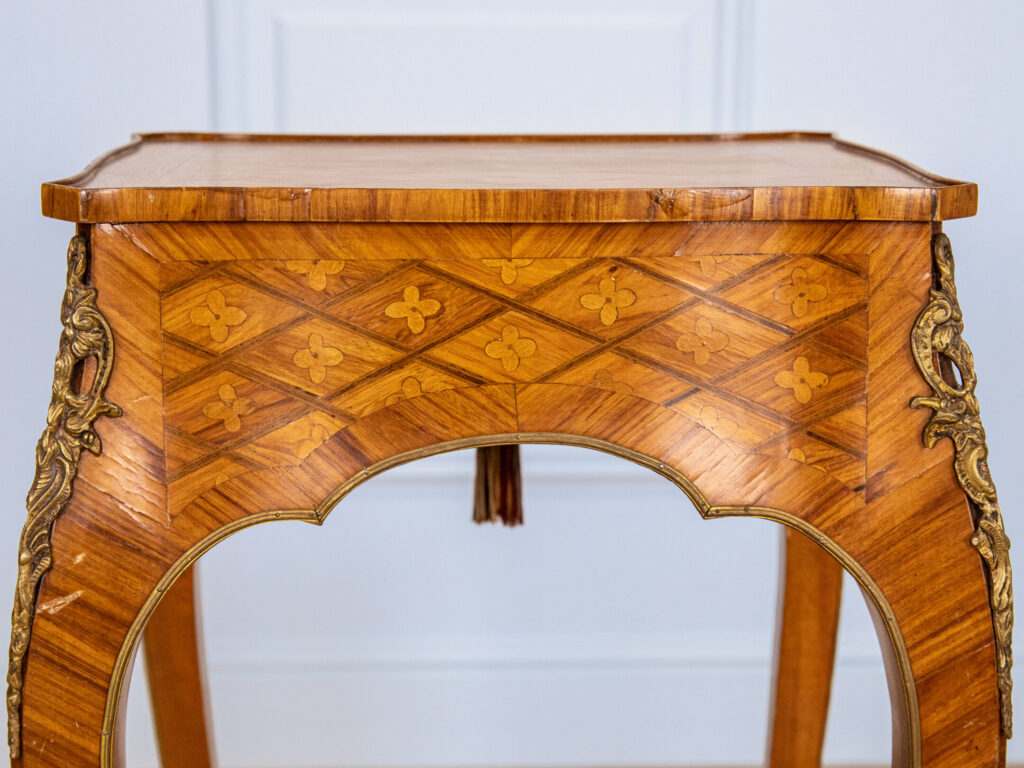 BN4A7834 Столик у стилі Людовика XV