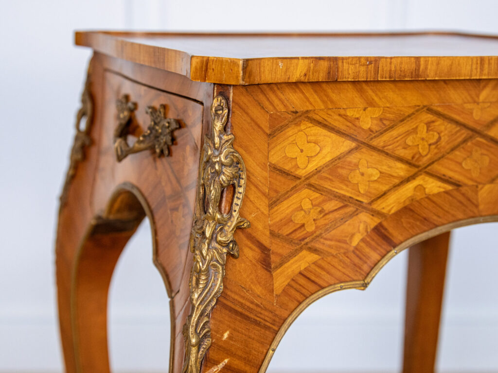 BN4A7839 Столик у стилі Людовика XV