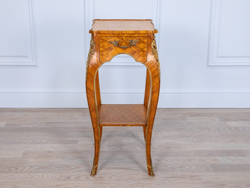 BN4A7847 Столик у стилі Людовика XV