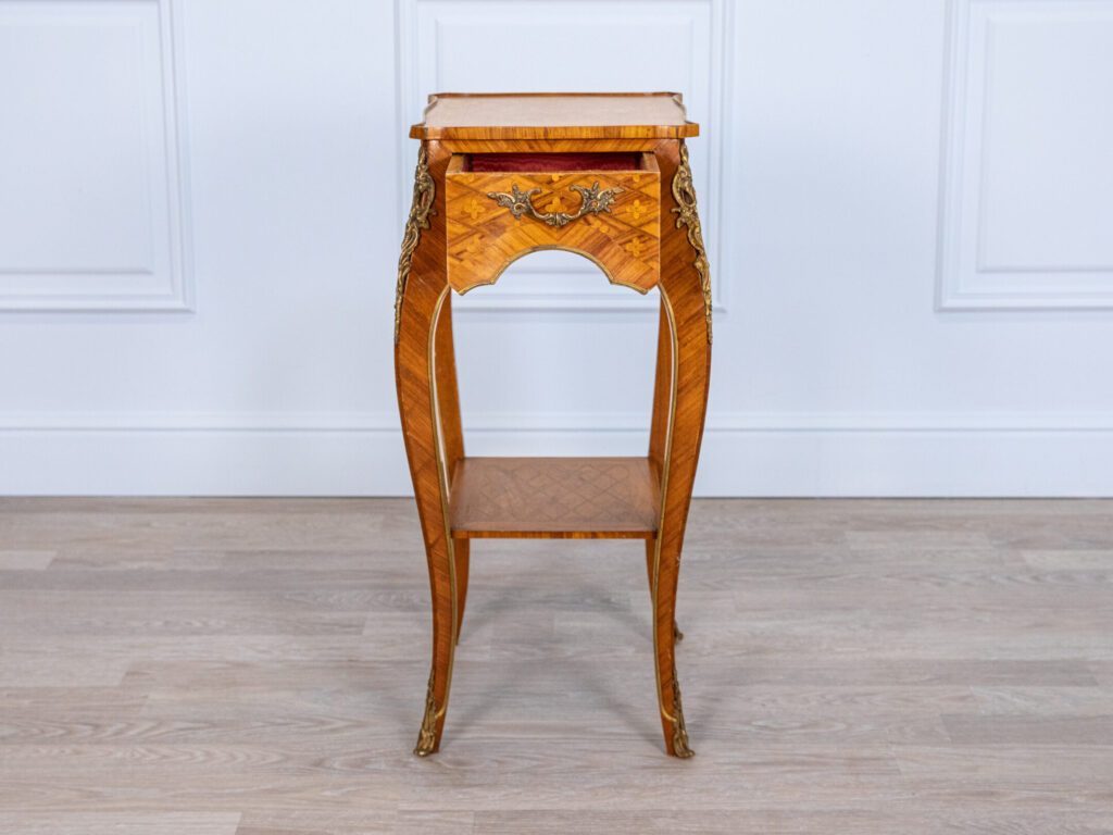 BN4A7849 Столик у стилі Людовика XV