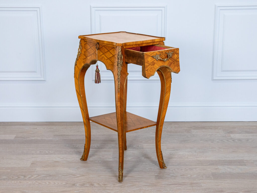 BN4A7852 Столик у стилі Людовика XV