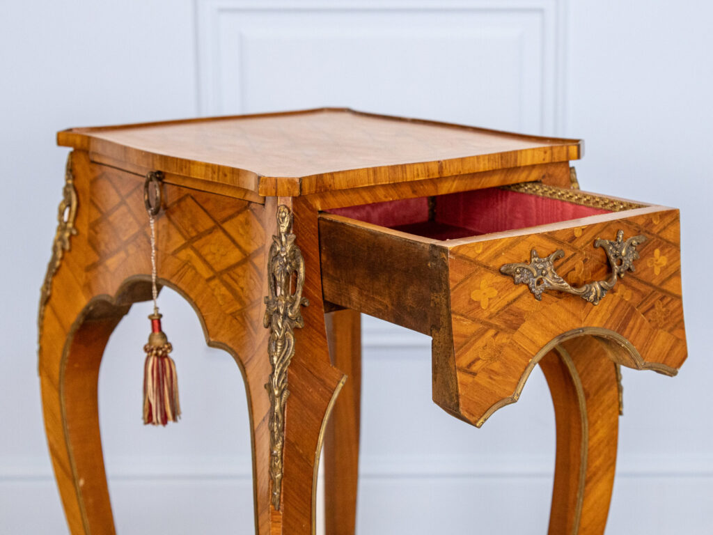 BN4A7853 Столик у стилі Людовика XV