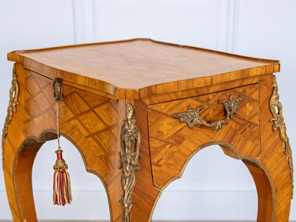 BN4A7855 Столик у стилі Людовика XV