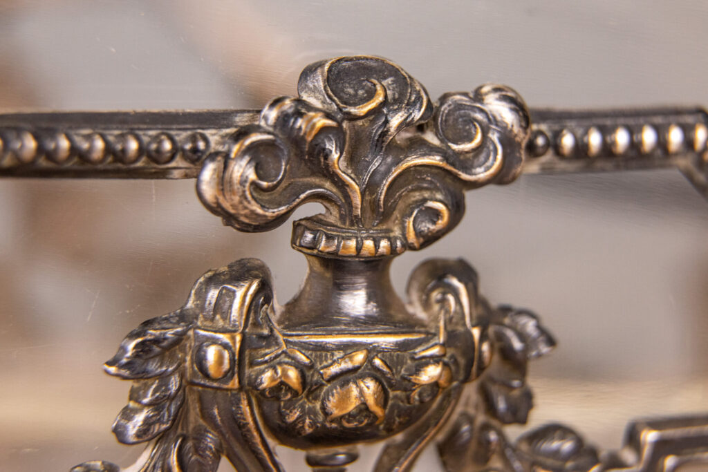 Антикварна ваза в стилі Людовика XVI