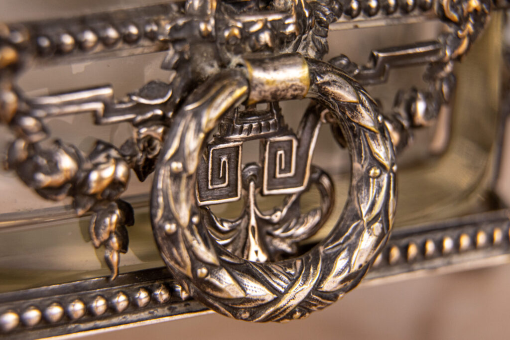 Антикварна ваза в стилі Людовика XVI