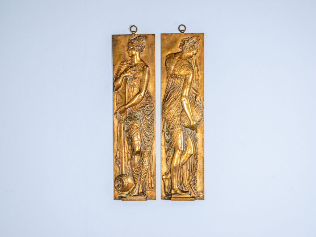 Антикварные барельефы «Фонтан невинных» Ф. Барбедьенна (по мотивам Жана Гужона)