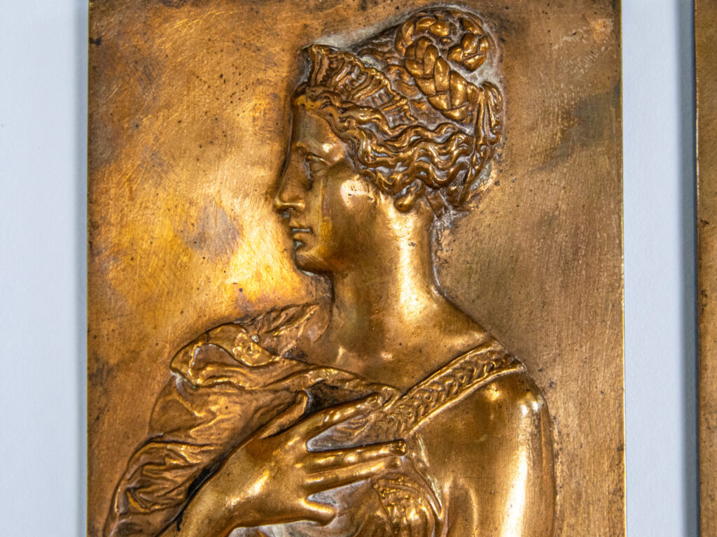 Антикварные барельефы «Фонтан невинных» Ф. Барбедьенна (по мотивам Жана Гужона)