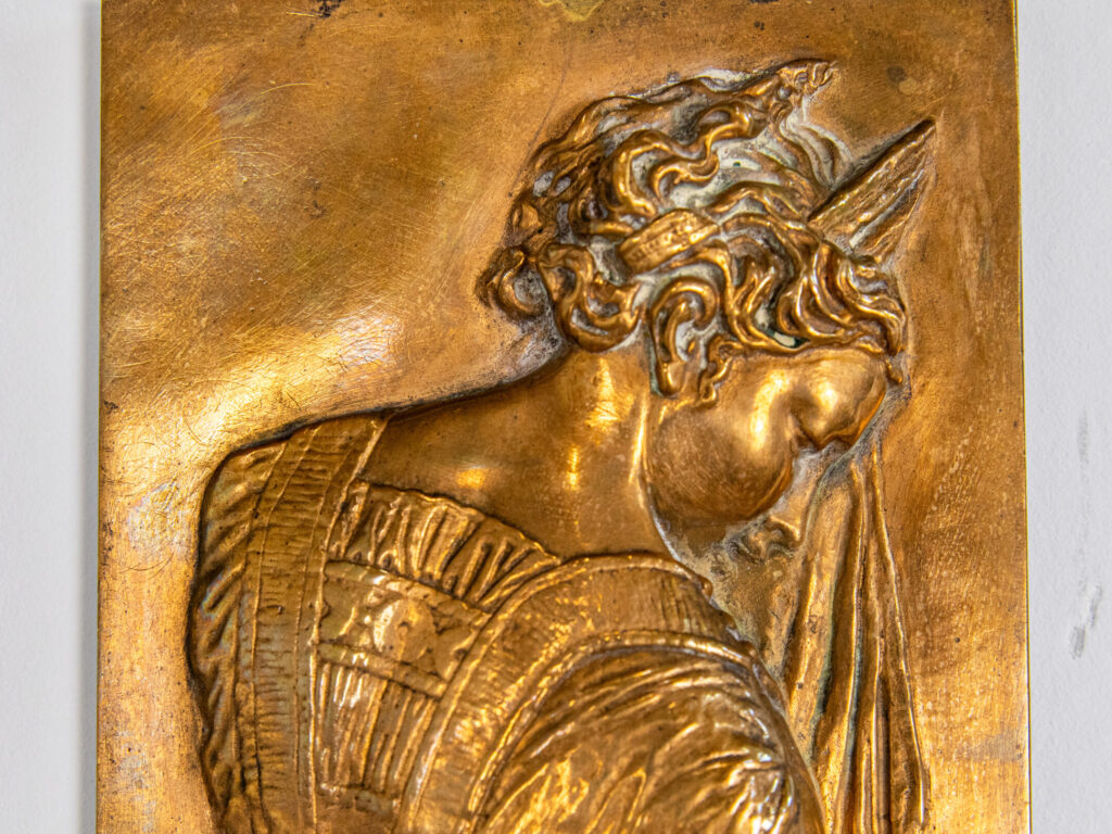 Антикварные барельефы «Фонтан невинных» Ф. Барбедьенна (по мотивам Жана Гужона)