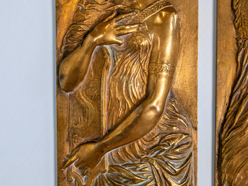 Антикварные барельефы «Фонтан невинных» Ф. Барбедьенна (по мотивам Жана Гужона)