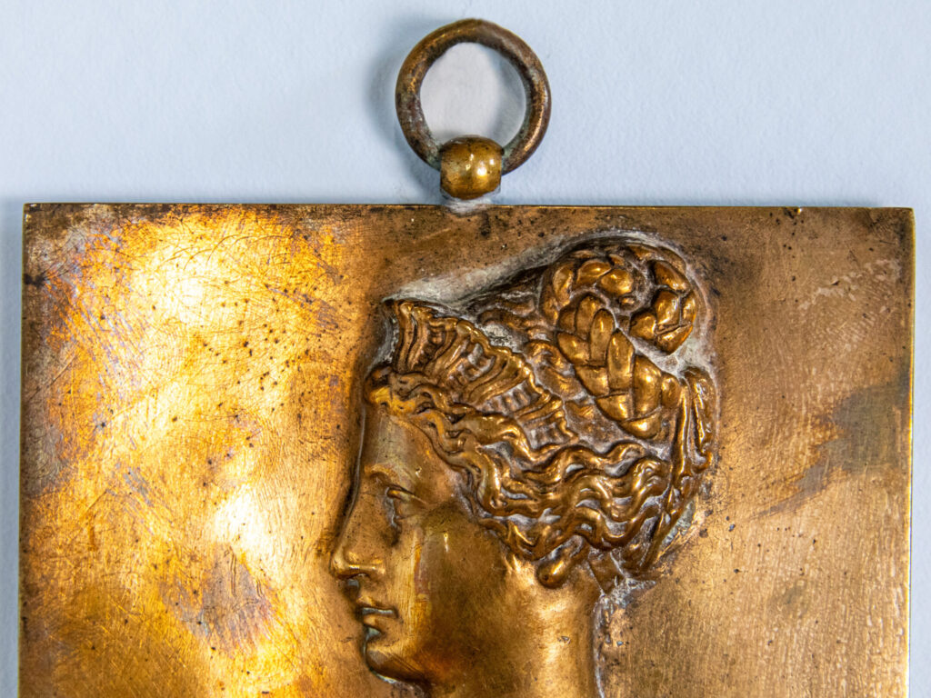 Антикварные барельефы «Фонтан невинных» Ф. Барбедьенна (по мотивам Жана Гужона)