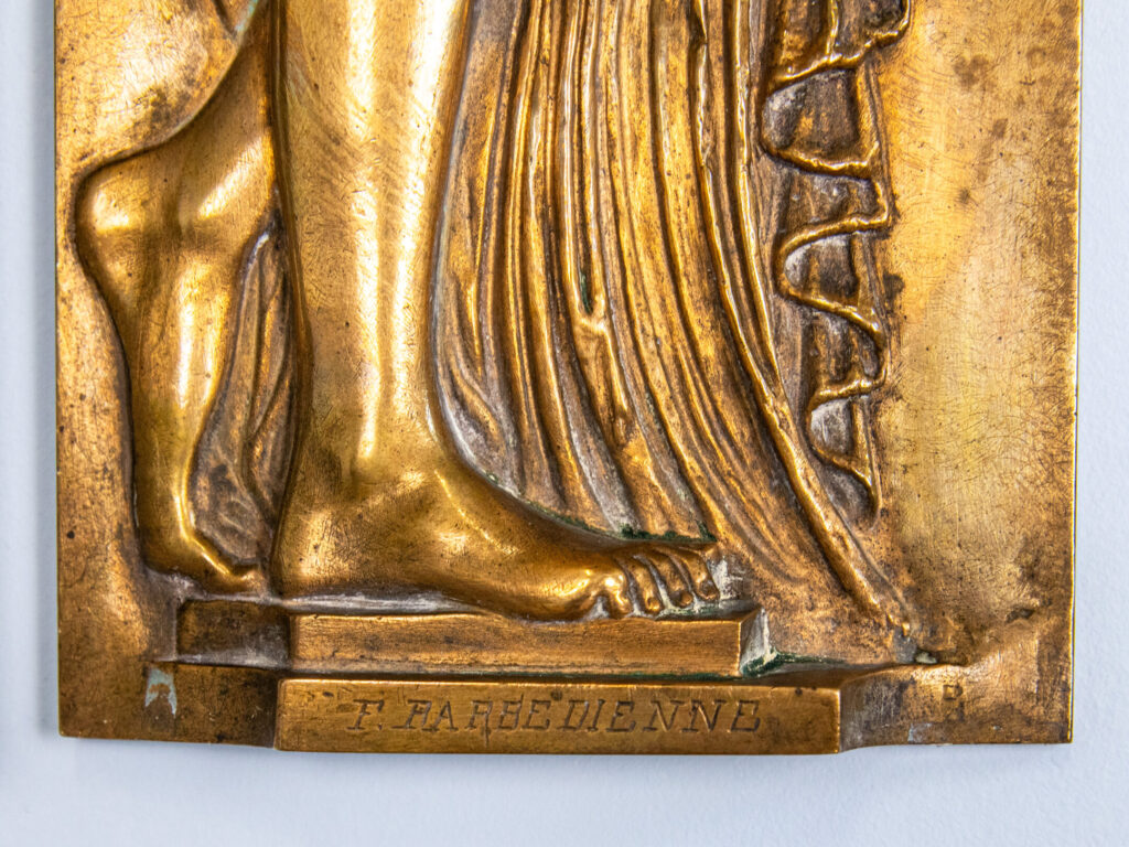 Антикварные барельефы «Фонтан невинных» Ф. Барбедьенна (по мотивам Жана Гужона)