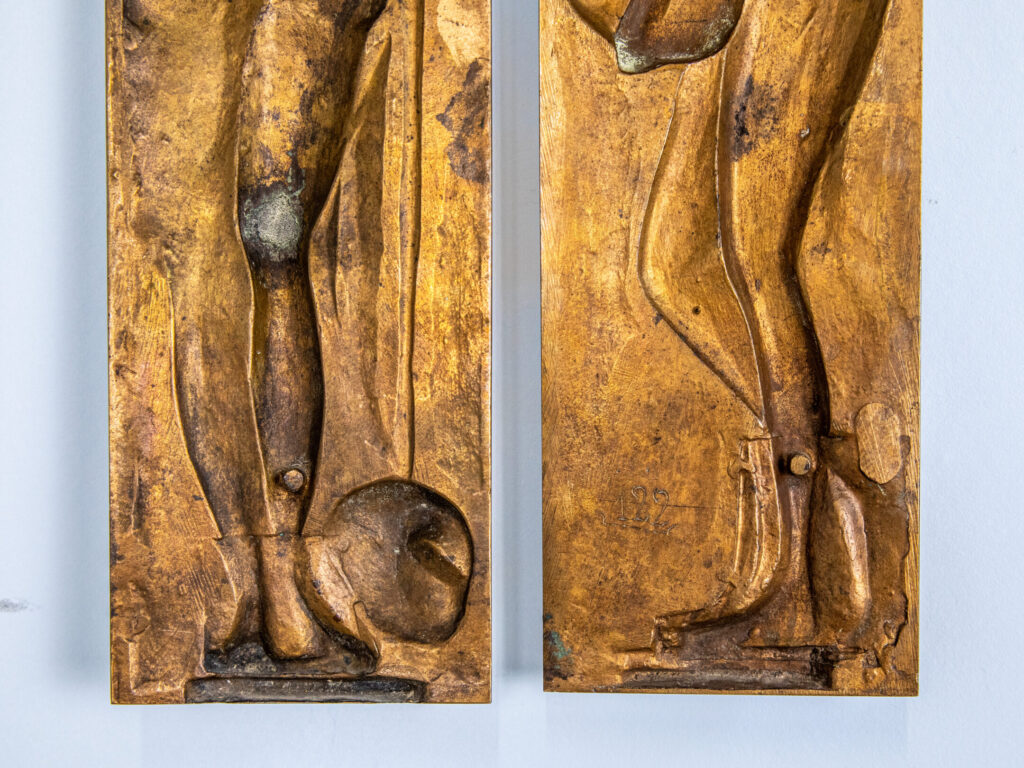 Антикварные барельефы «Фонтан невинных» Ф. Барбедьенна (по мотивам Жана Гужона)