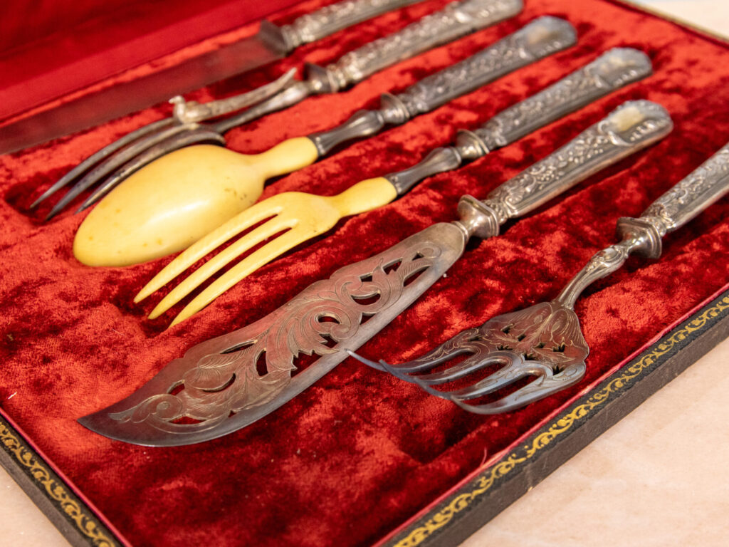 Антикварний срібний набір приборів