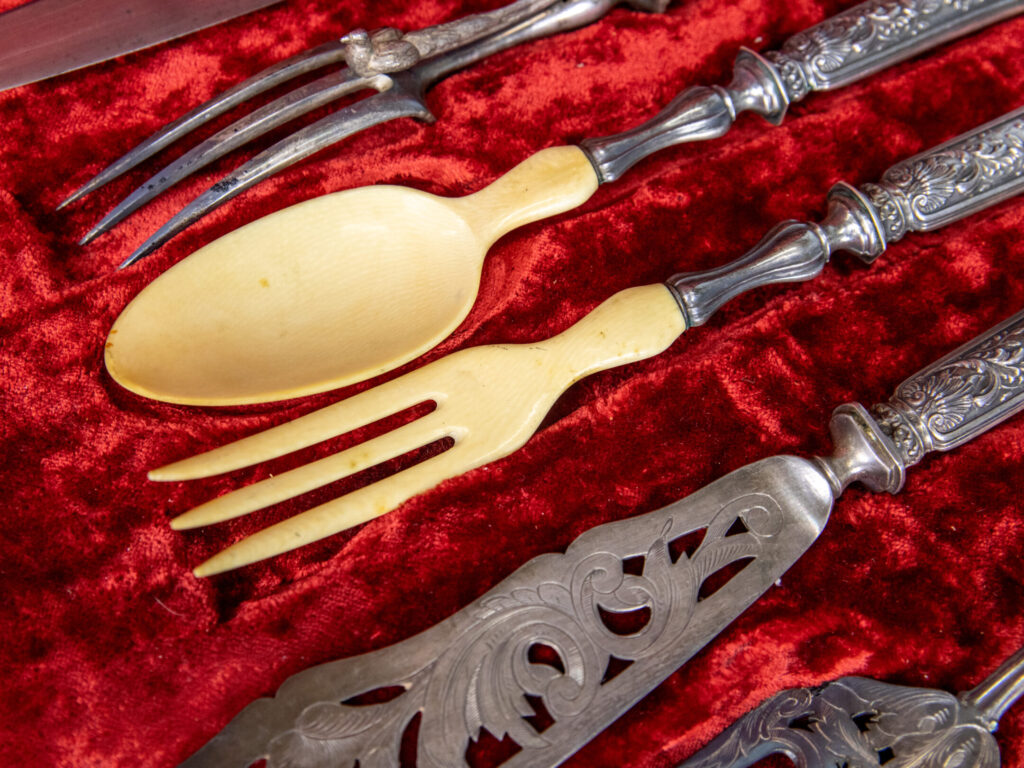Антикварний срібний набір приборів