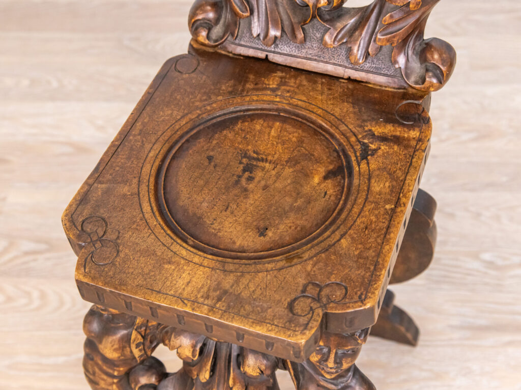 Антикварний різьблений стілець