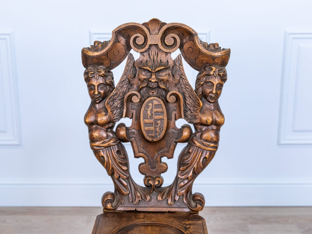 Антикварний різьблений стілець