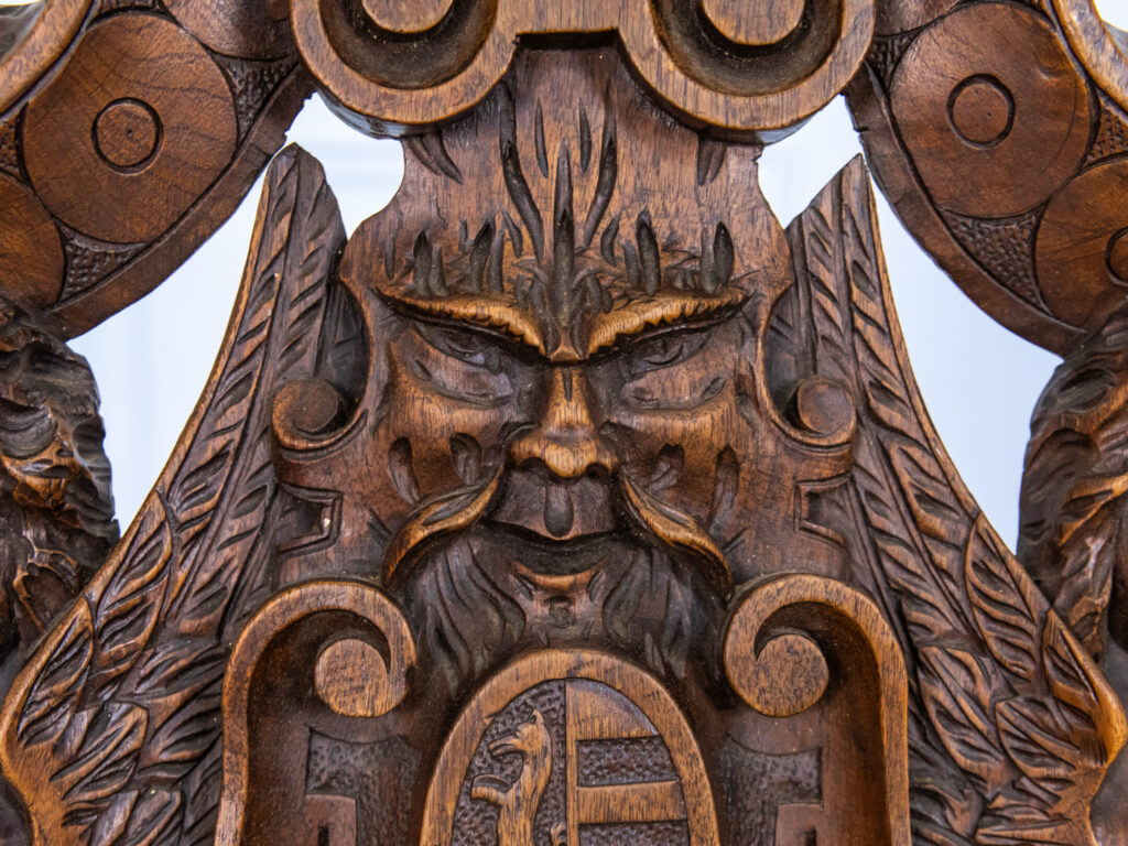 Антикварний різьблений стілець