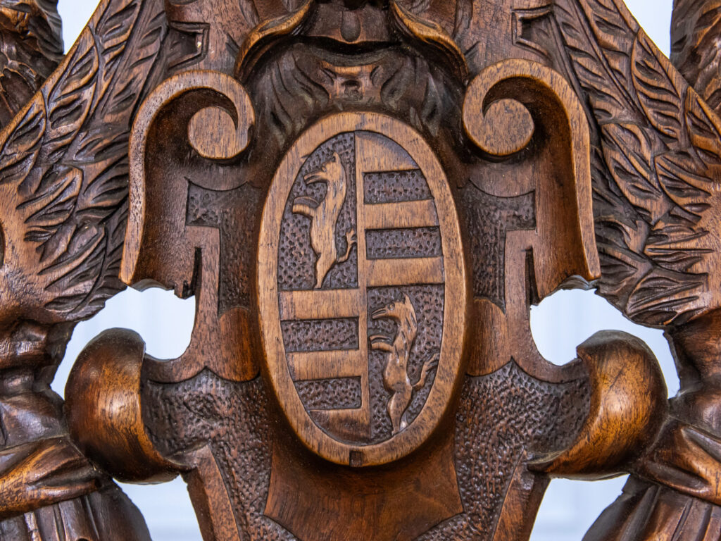 Антикварний різьблений стілець