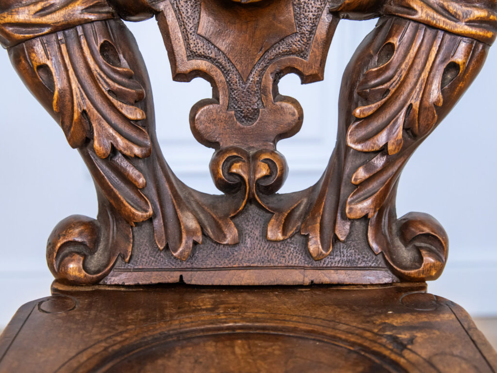 Антикварний різьблений стілець