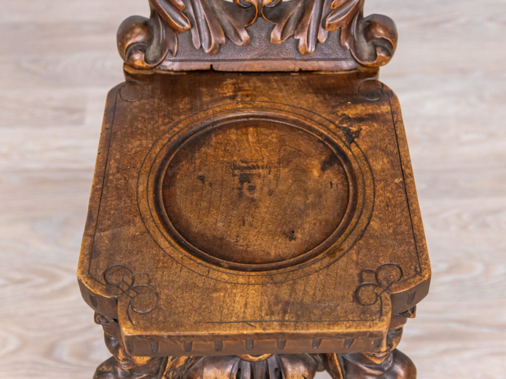 Антикварний різьблений стілець