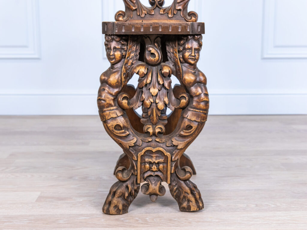 Антикварний різьблений стілець