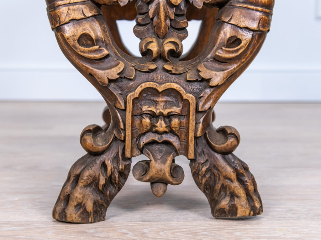 Антикварний різьблений стілець