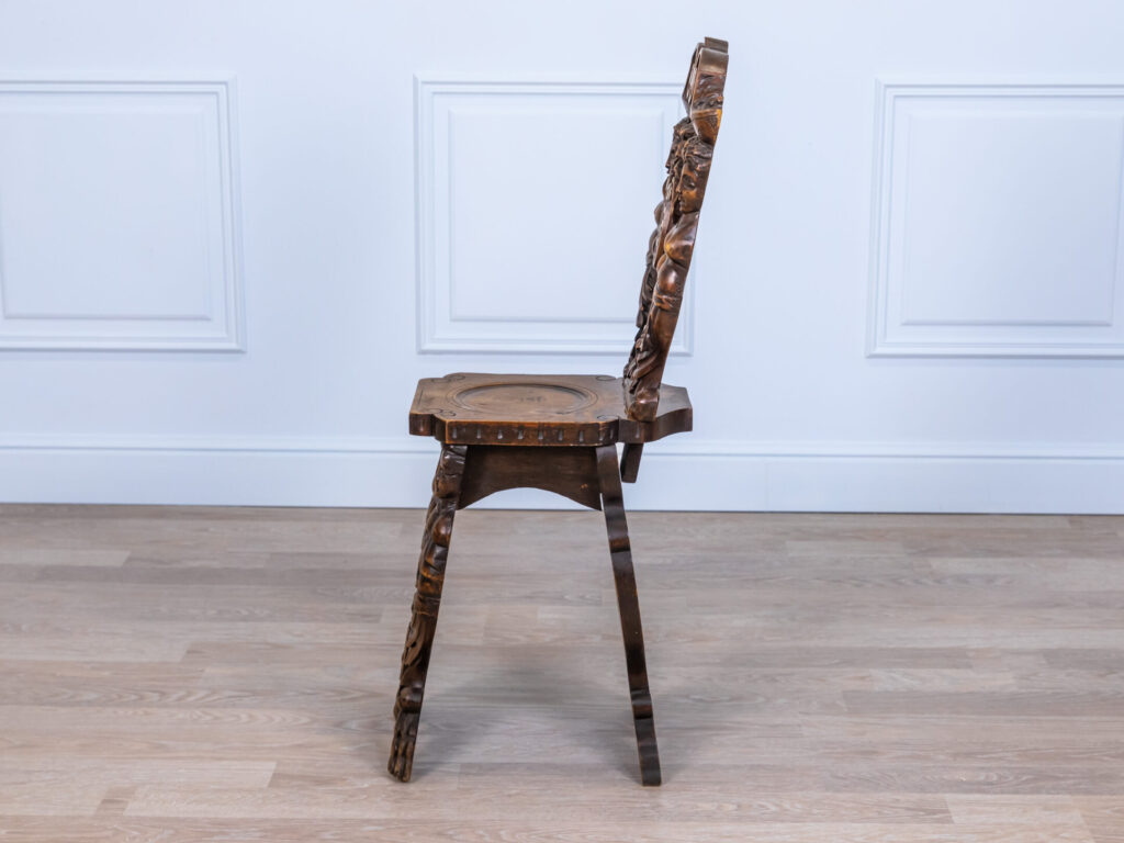 Антикварний різьблений стілець