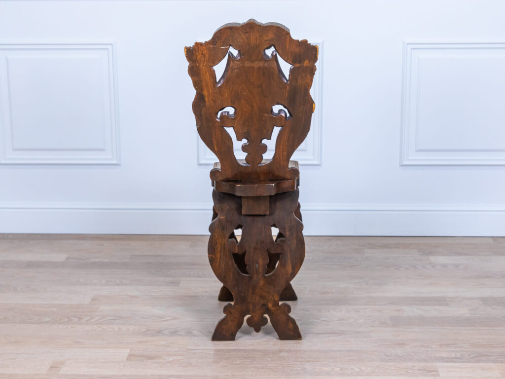 Антикварний різьблений стілець