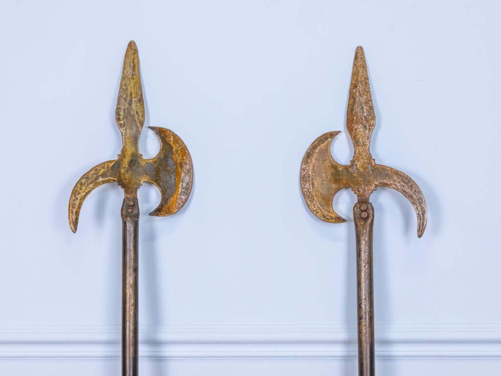 Пара антикварних алебард