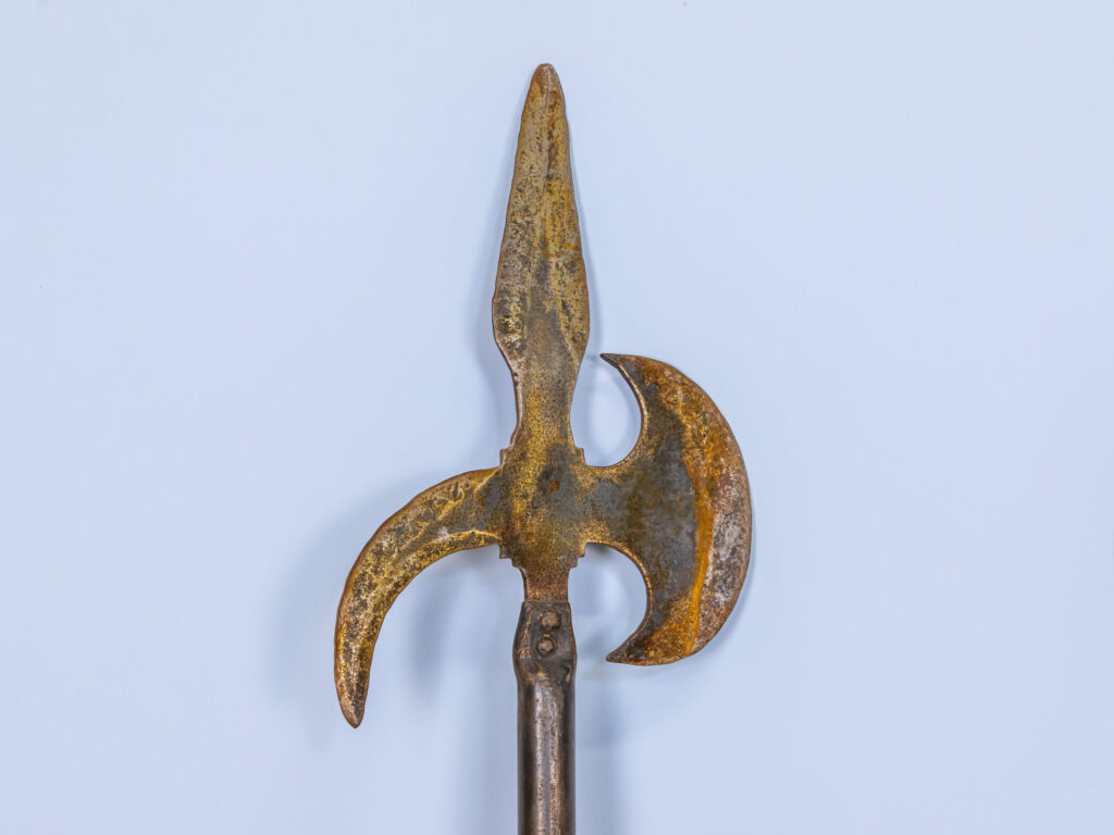 Пара антикварних алебард