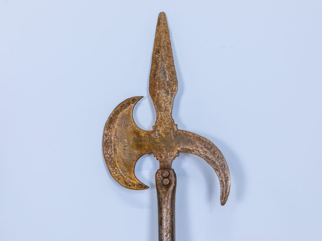 Пара антикварних алебард