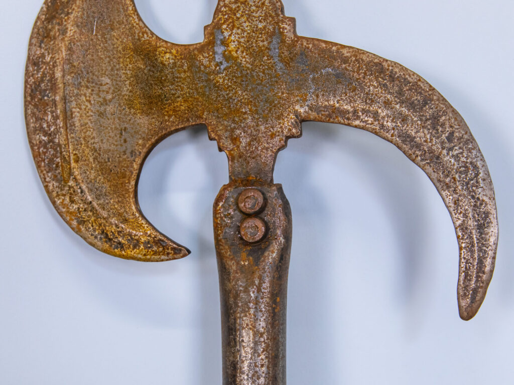 Пара антикварних алебард