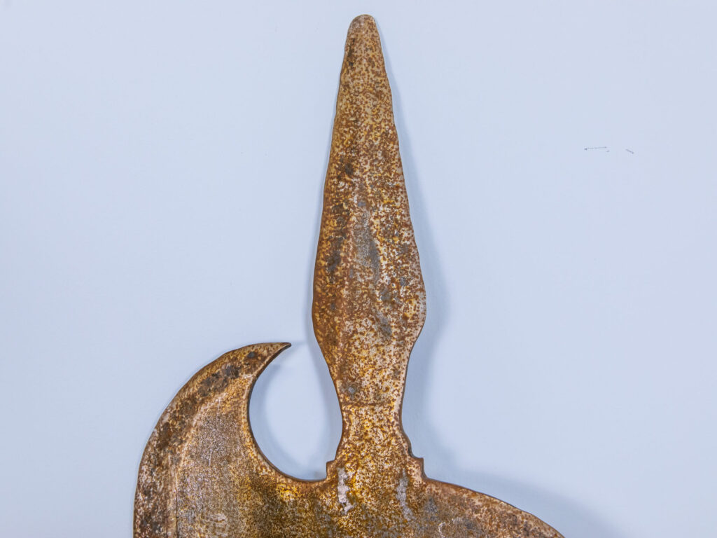 Пара антикварних алебард