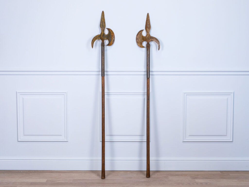 Пара антикварних алебард