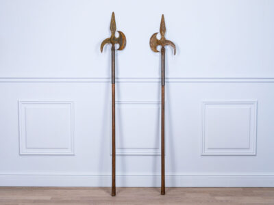 Пара антикварних алебард