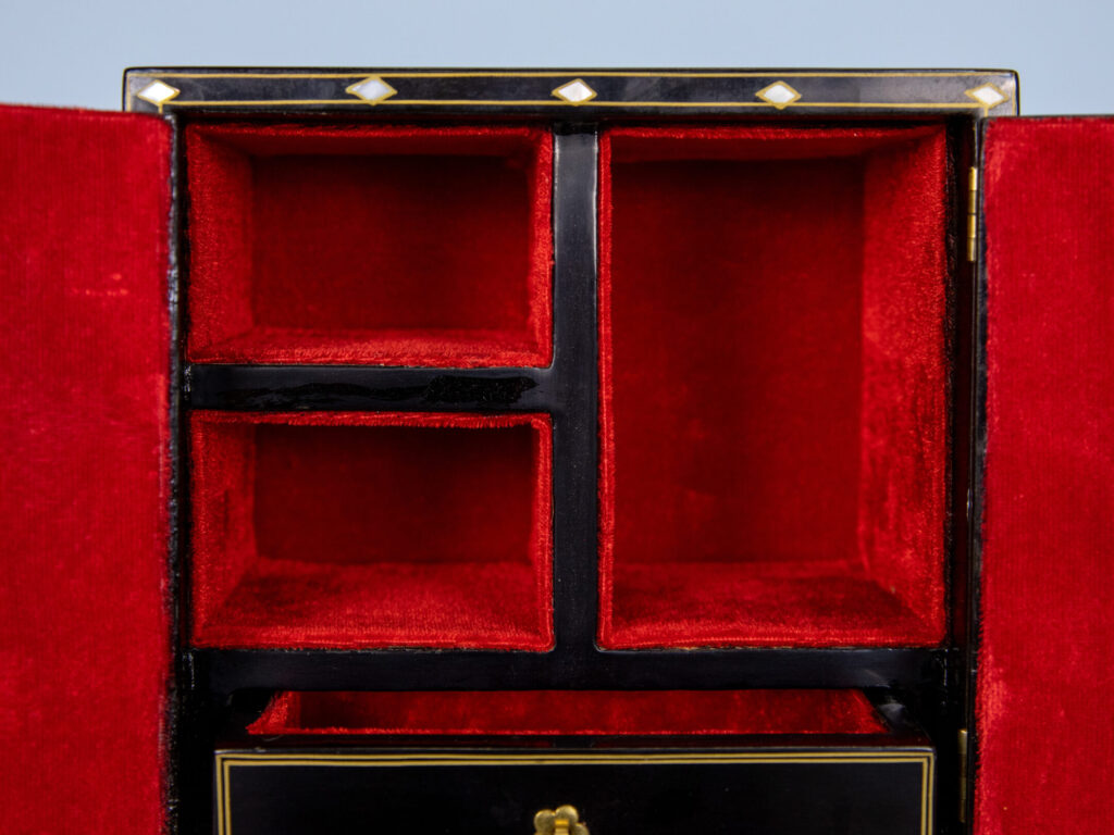 Антикварная шкатулка в стиле Шинуазри<br>