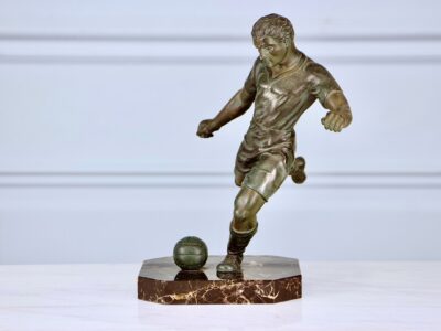 Винтажная кабинетная скульптура «Футболист»