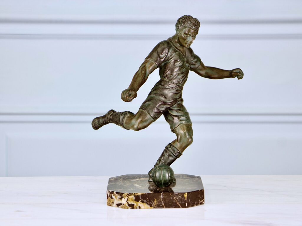 Винтажная кабинетная скульптура «Футболист»