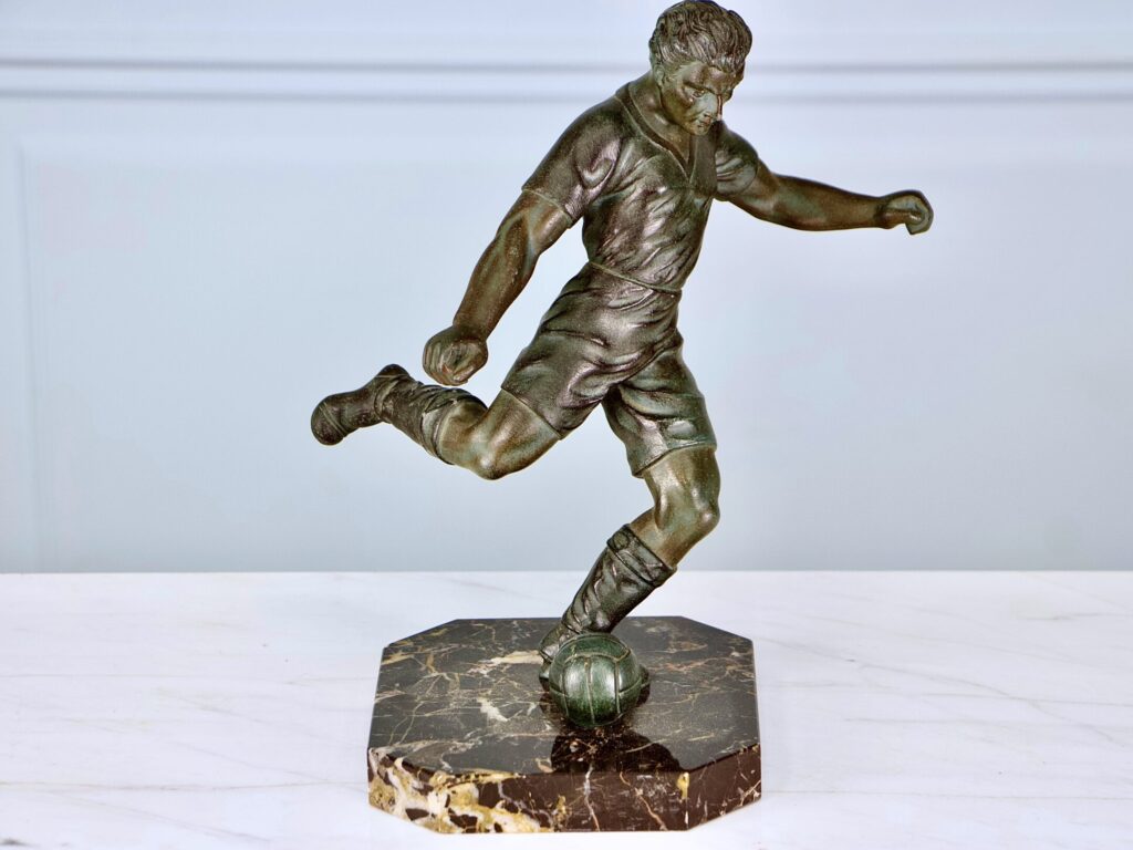 Винтажная кабинетная скульптура «Футболист»