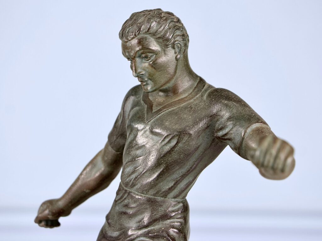 Винтажная кабинетная скульптура «Футболист»