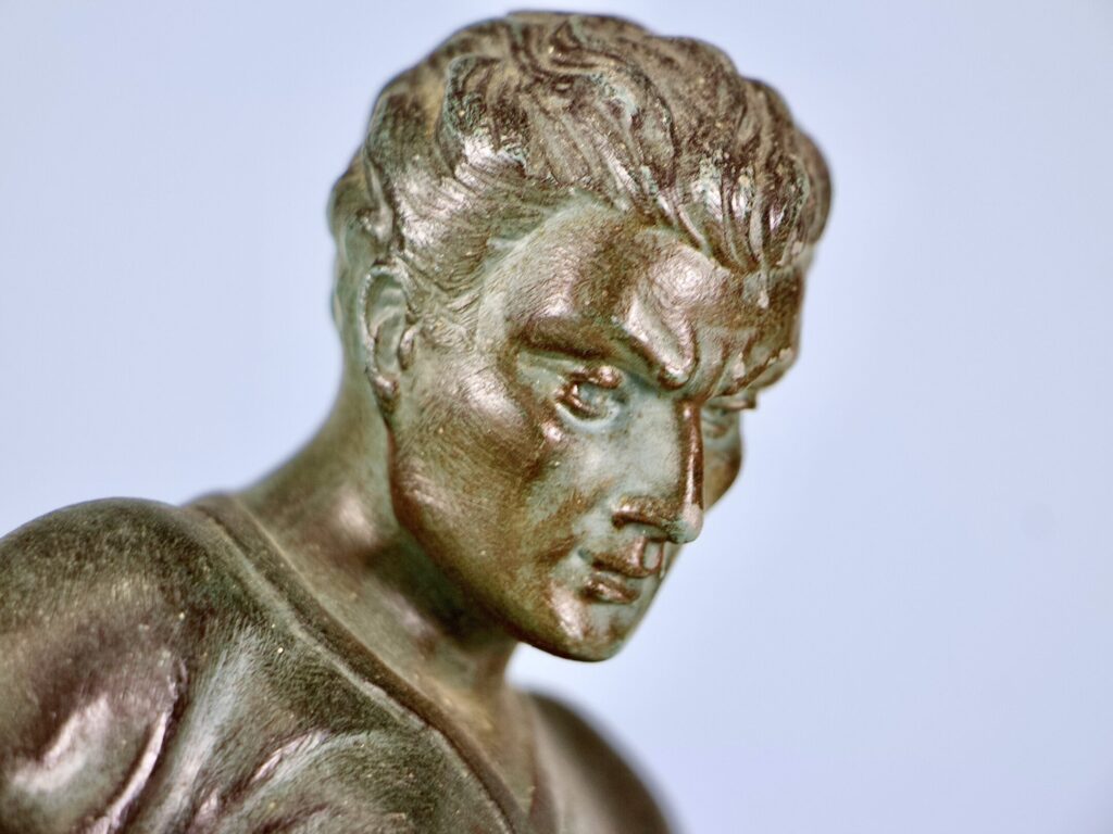 Винтажная кабинетная скульптура «Футболист»