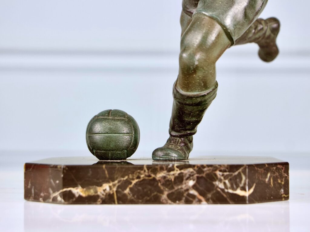 Винтажная кабинетная скульптура «Футболист»