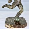 Винтажная кабинетная скульптура «Футболист»