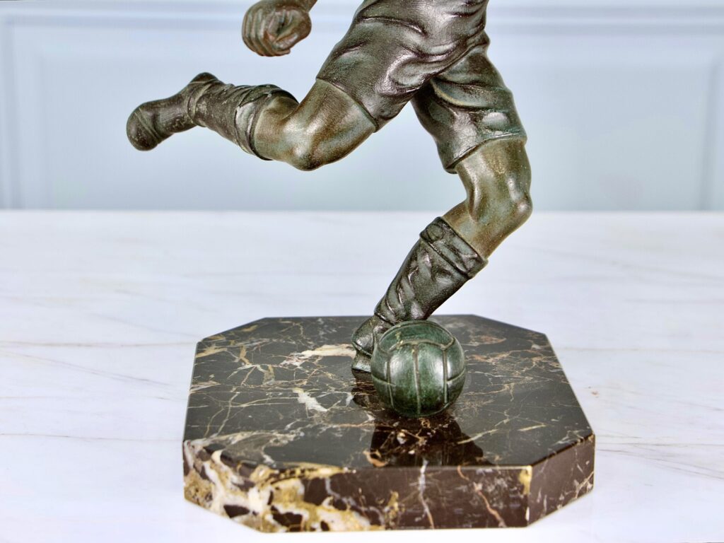 Винтажная кабинетная скульптура «Футболист»