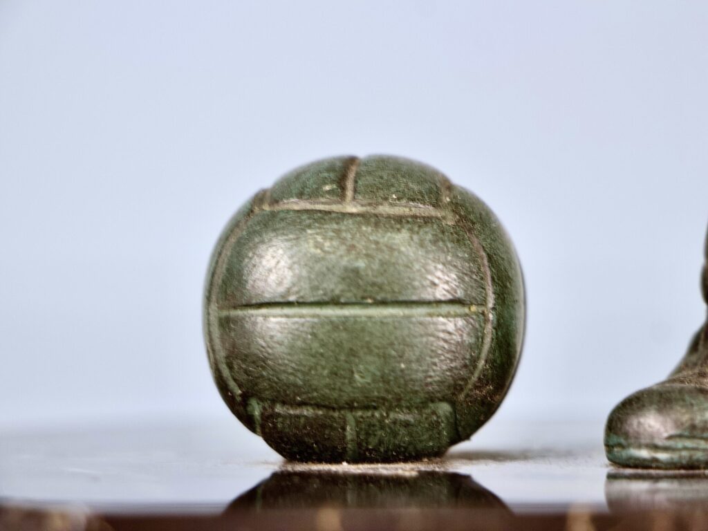 Винтажная кабинетная скульптура «Футболист»