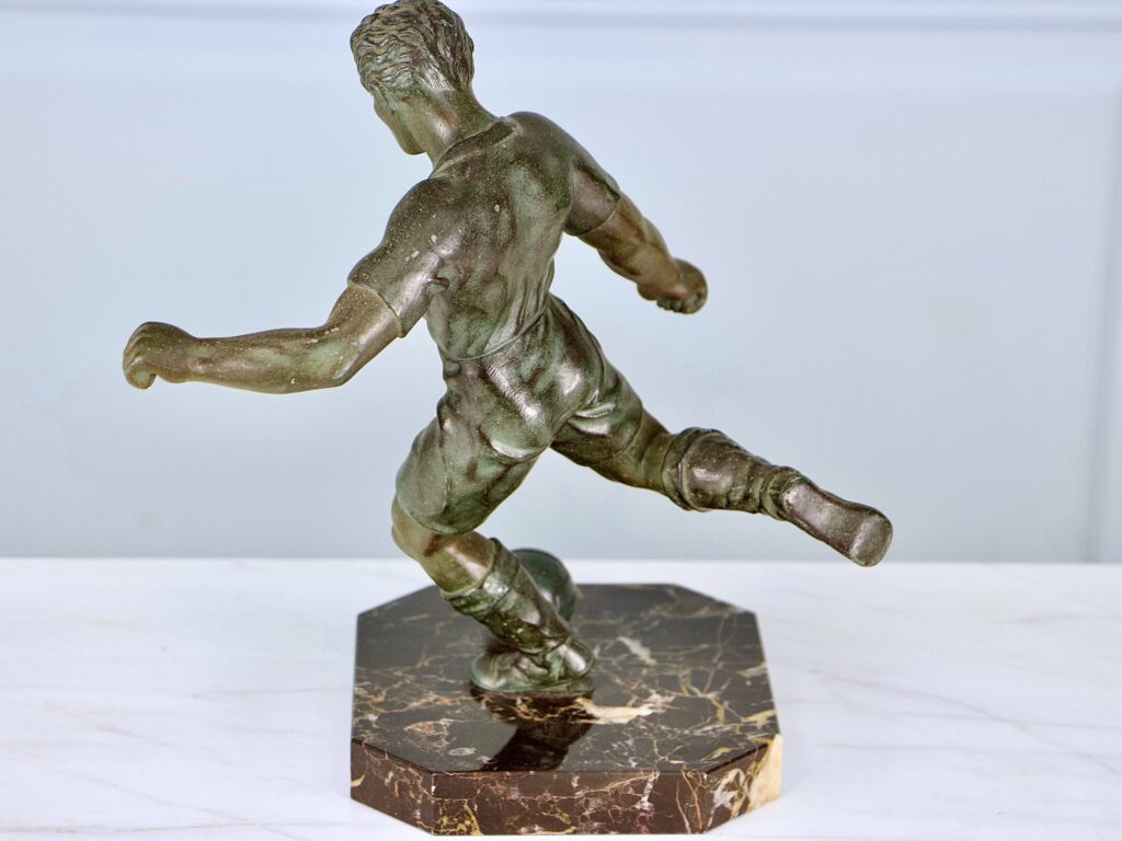 Винтажная кабинетная скульптура «Футболист»
